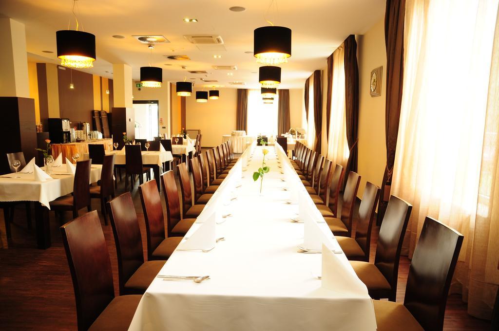 Hotel Niepołomice Kültér fotó