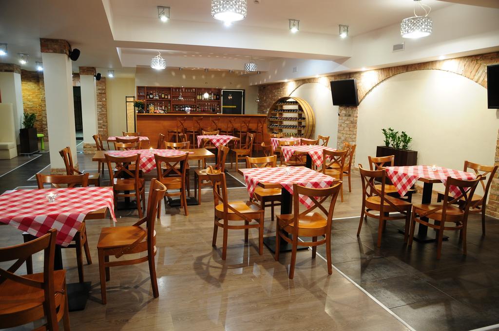 Hotel Niepołomice Kültér fotó